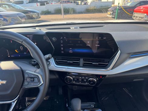Used 2025 Chevrolet Trax LT w/ LT Convenience Package image 21