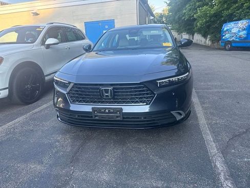Used 2023 Honda Accord Touring image 2