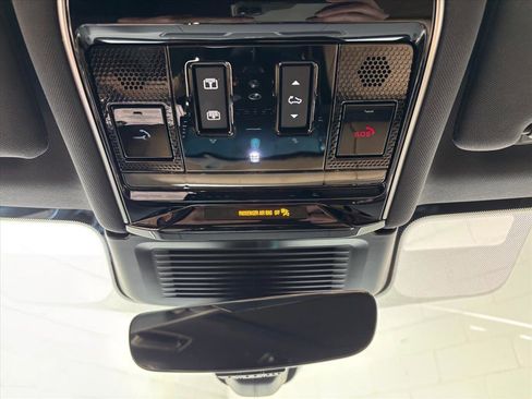 Used 2023 Land Rover Range Rover Sport SE image 12