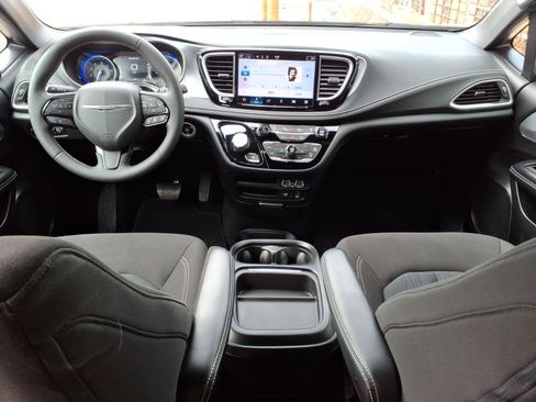 Used 2022 Chrysler Pacifica Touring FWD image 11