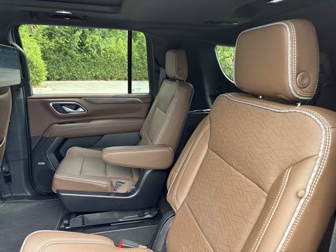 Used 2023 Chevrolet Suburban High Country w/ Advanced Technology Package RWD image 11
