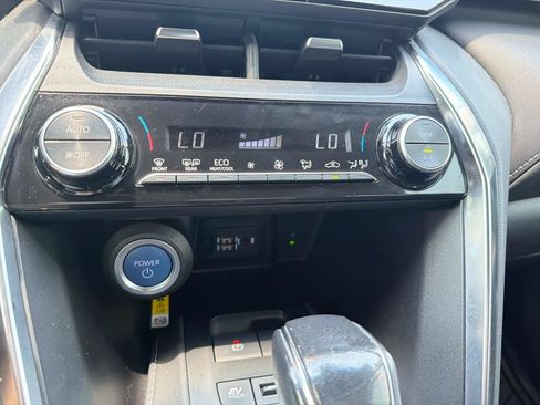 Used 2021 Toyota Venza LE AWD/4WD image 23