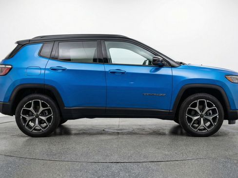 Used 2025 Jeep Compass Limited image 11