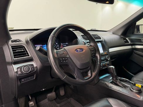 Used 2017 Ford Explorer XLT w/ Equipment Group 202A AWD/4WD image 13