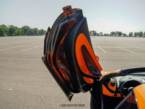 Used 2019 McLaren 570S Spider image 33