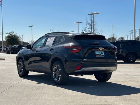 Used 2025 Chevrolet Trax LT w/ LT Convenience Package image 6