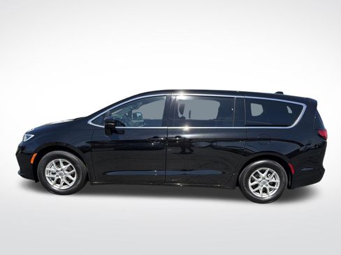Used 2025 Chrysler Pacifica Select FWD image 18