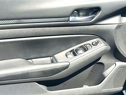 Used 2024 Nissan Altima 2.5 SV FWD image 16