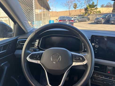 Used 2025 Volkswagen Jetta SE image 35