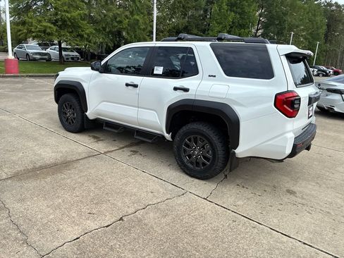 New 2026 Toyota 4Runner SR5 AWD/4WD image 3