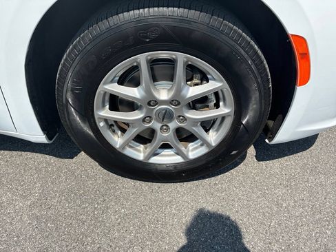 Used 2024 Chrysler Pacifica Touring-L FWD image 20