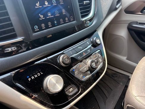 Used 2019 Chrysler Pacifica Touring-L FWD image 17