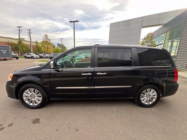 Used 2013 Chrysler Town & Country Limited w/ Luxury Group FWD image 8