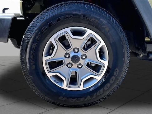 Used 2013 Jeep Wrangler Unlimited Rubicon w/ Connectivity Group AWD/4WD image 12