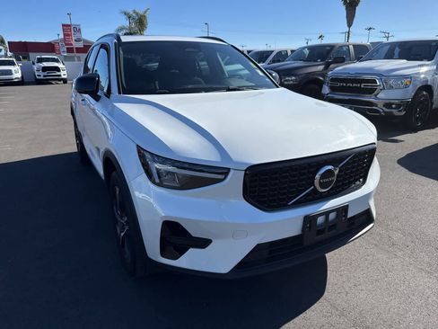 Used 2024 Volvo XC40 B5 Core image 1