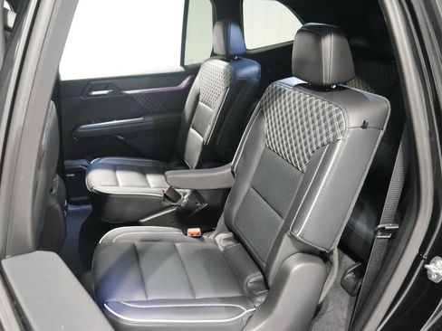 Used 2024 GMC Acadia Denali image 11