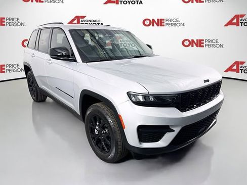 Used 2025 Jeep Grand Cherokee Altitude image 1