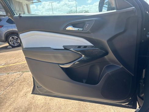 Used 2025 Chevrolet Trax LT FWD image 18