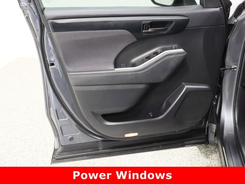 Used 2023 Toyota Highlander LE image 12