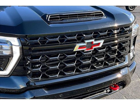 Used 2025 Chevrolet Silverado 2500 ZR2 w/ Technology Package AWD/4WD image 31