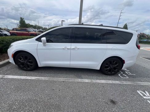 Used 2019 Chrysler Pacifica Touring Plus w/ S Appearance Package FWD image 6