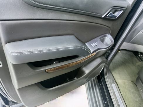 Used 2018 Chevrolet Suburban LT image 25