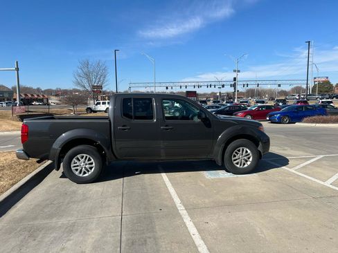 Used 2015 Nissan Frontier SV image 4