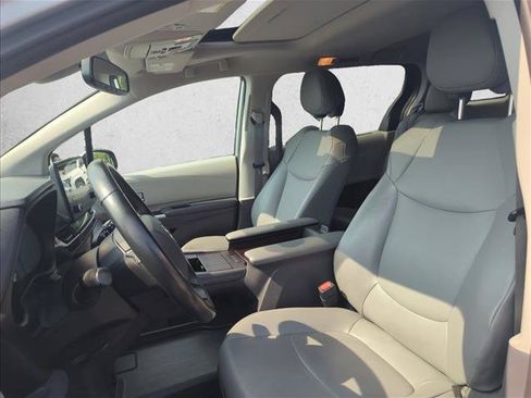 Used 2022 Toyota Sienna XLE FWD image 19