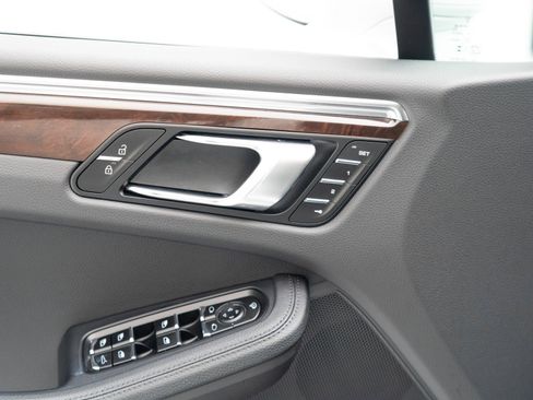 Certified 2025 Porsche Macan image 21