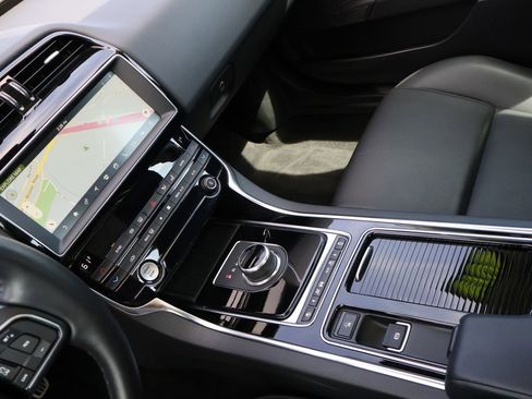 Used 2019 Jaguar XE Premium image 20