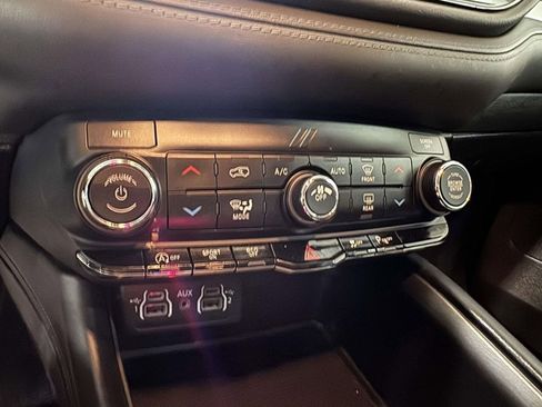 Used 2022 Dodge Durango SXT w/ Anodized Platinum Package AWD/4WD image 25