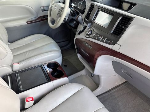 Used 2013 Toyota Sienna XLE FWD image 21