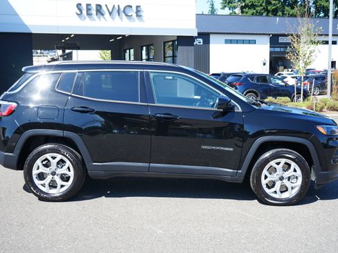 Used 2025 Jeep Compass Latitude image 2