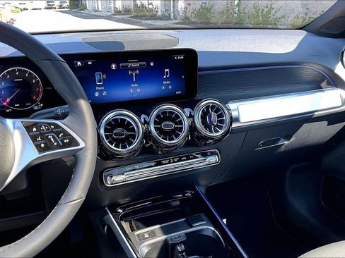 Used 2026 Mercedes-Benz GLB 250 4MATIC image 6