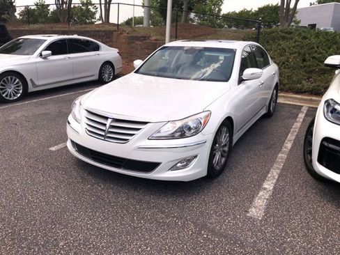 Used 2012 Hyundai Genesis 4.6 RWD image 2