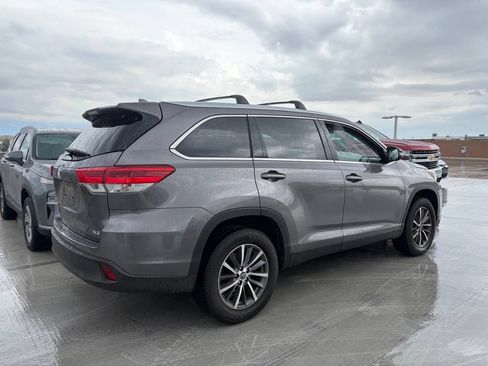 Used 2019 Toyota Highlander XLE FWD image 2