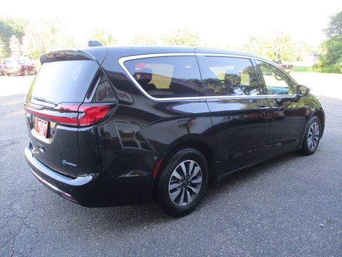 Used 2023 Chrysler Pacifica Touring-L FWD image 9