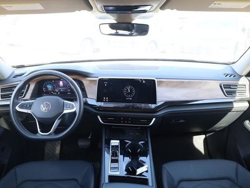 Used 2025 Volkswagen Atlas SE image 11