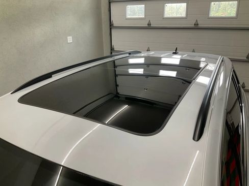 Used 2018 Volkswagen Tiguan SE w/ Panoramic Sunroof Package image 5