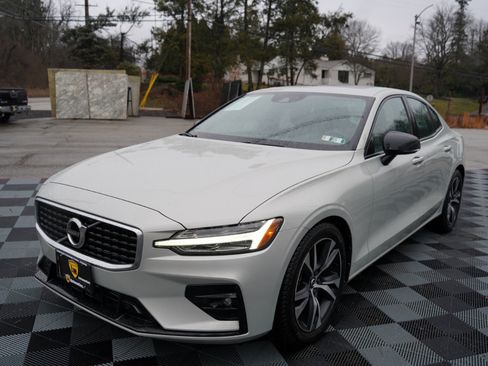 Used 2019 Volvo S60 T6 R-Design image 8