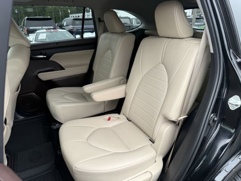 Used 2021 Toyota Highlander XLE FWD image 44