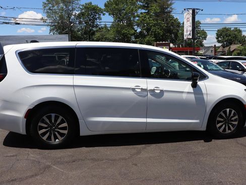 Used 2024 Chrysler Pacifica Limited FWD image 6