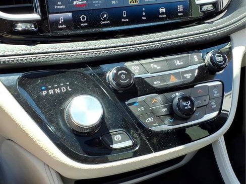 Used 2022 Chrysler Pacifica Limited FWD image 14