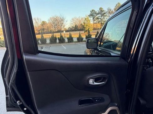 Used 2017 Jeep Renegade Latitude image 10