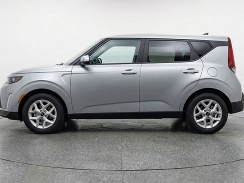 Used 2025 Kia Soul LX w/ LX Technology Package FWD image 5