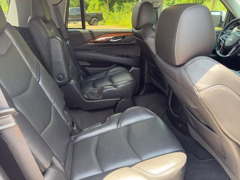 Used 2019 Cadillac Escalade Luxury RWD image 17