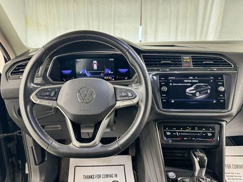 Used 2022 Volkswagen Tiguan SE w/ Panoramic Sunroof Package image 12