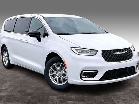 New 2026 Chrysler Pacifica Select image 2