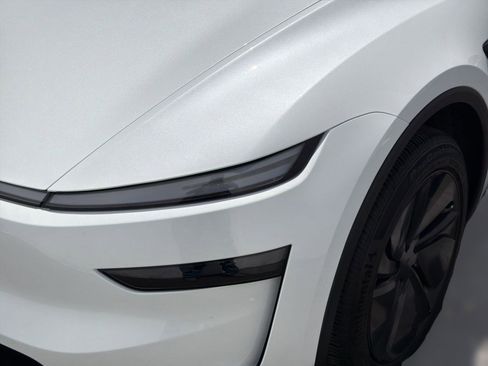 Used 2026 Tesla Model Y AWD image 10