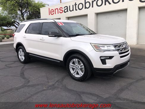 Used 2018 Ford Explorer XLT w/ Equipment Group 202A FWD image 2